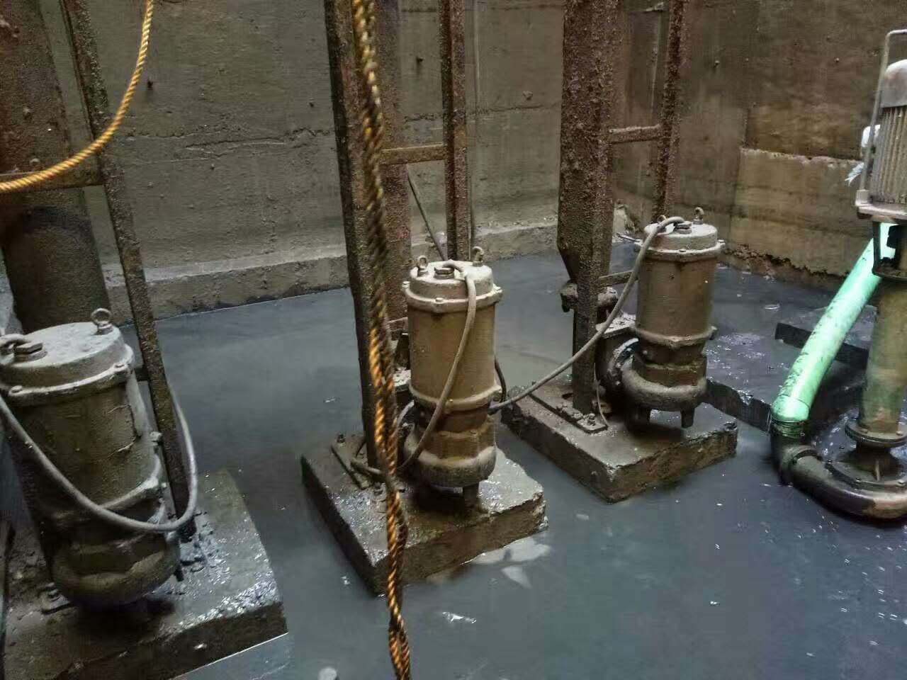 会山镇污水池清理