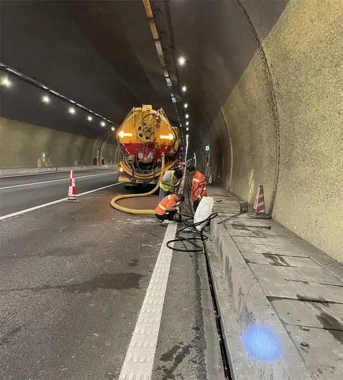 会山镇隧道排水渠清淤